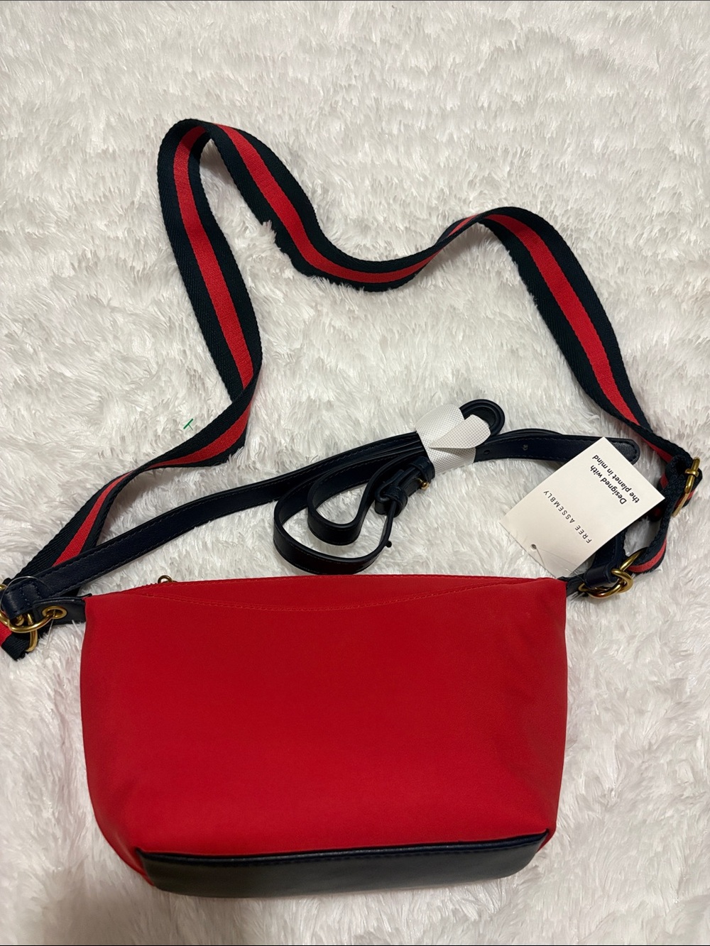 NWT FREE ASSEMBLY RED STAR CROSSBODY